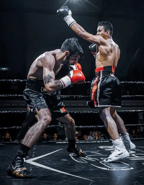 Diogo Garcês e Enmanuel Zuniga protagonizaram um grande combate no Vitória Boxe na cidade (Foto:João Santos)