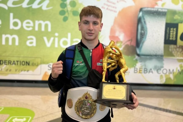 Ricardo Conceição com o troféu de campeão mundial Foto: Direitos Reservados